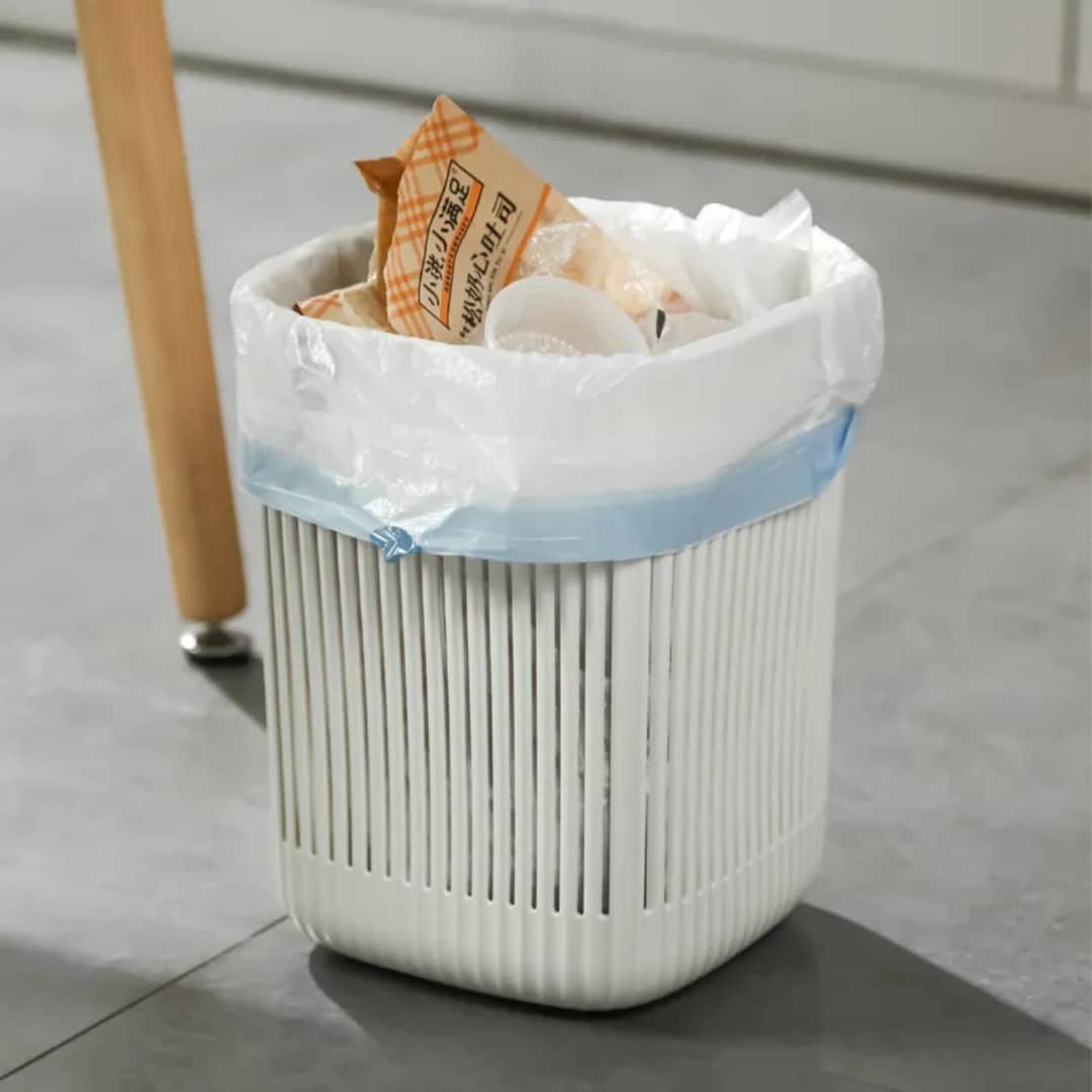 سلة قمامة بلاستيك مقلم مخرم مربع