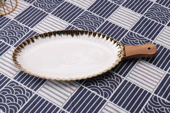 صحن سيراميك مذهب بيضاوي بيد خشب 28*16 سم AZ-1432