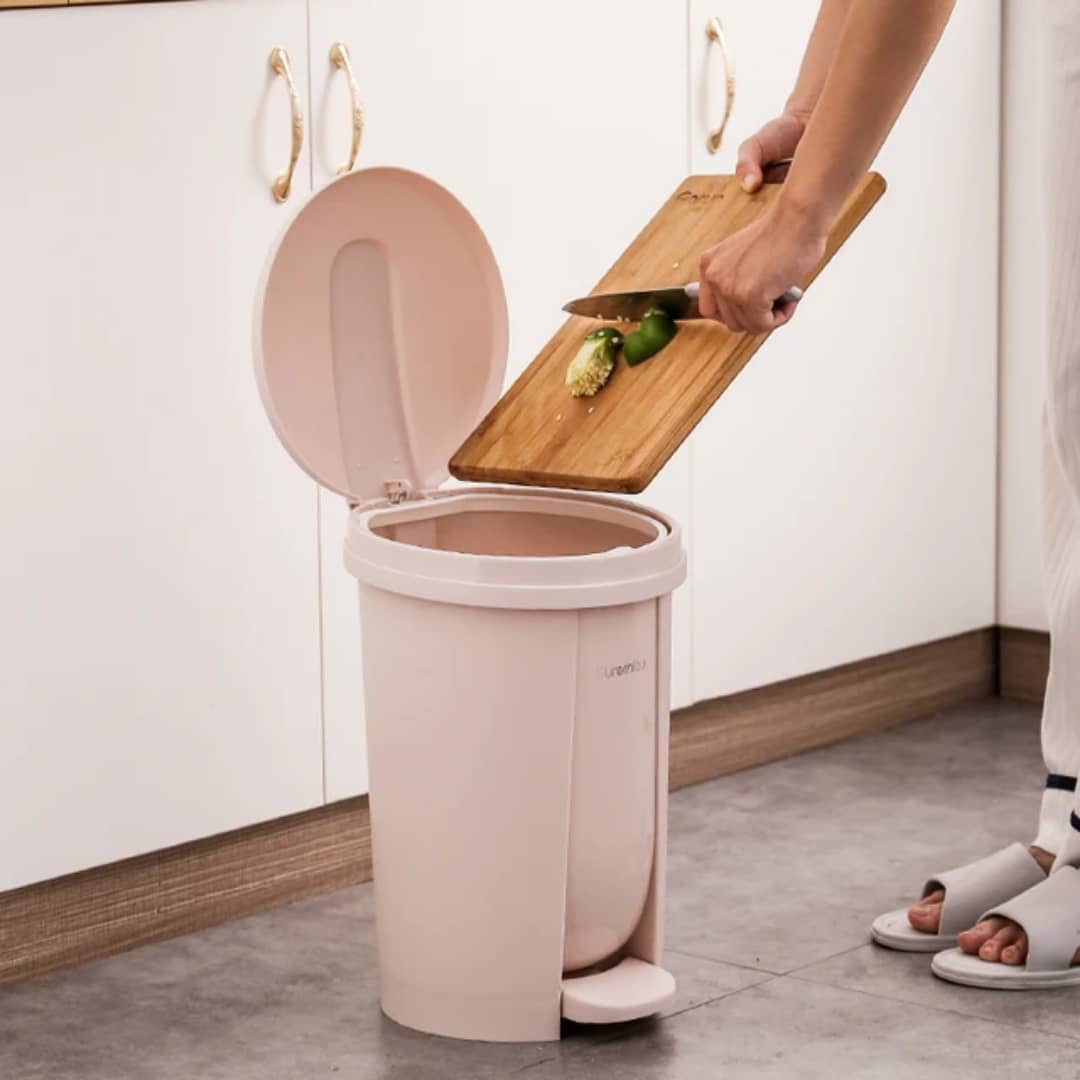 سلة قمامة بلاستيك ملون بغطاء و دعسة موديل  MEI HANG