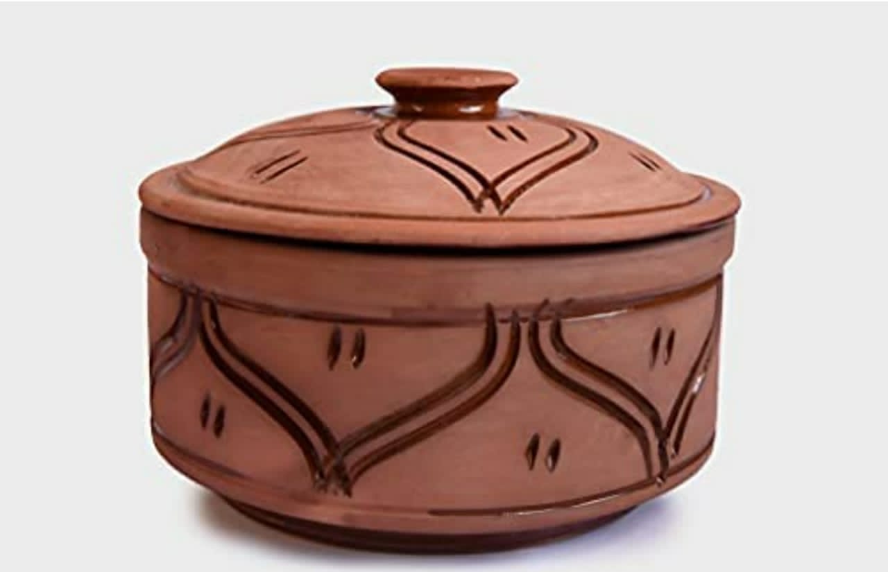 حلة فخار منقوش بغطاء مصري