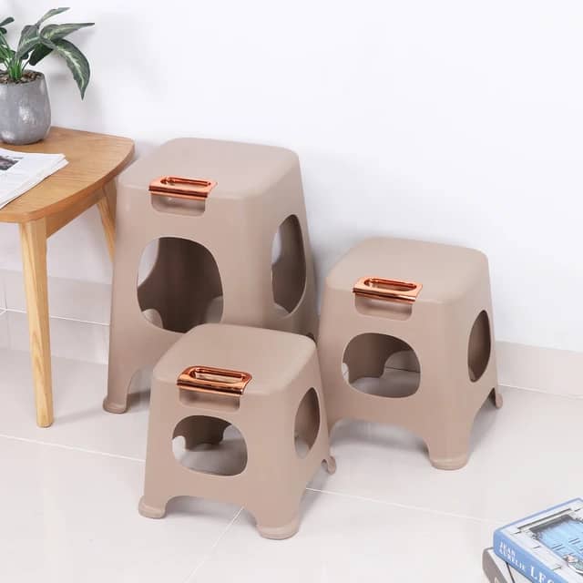 كرسي بلاستيك بمقبض ذهبي