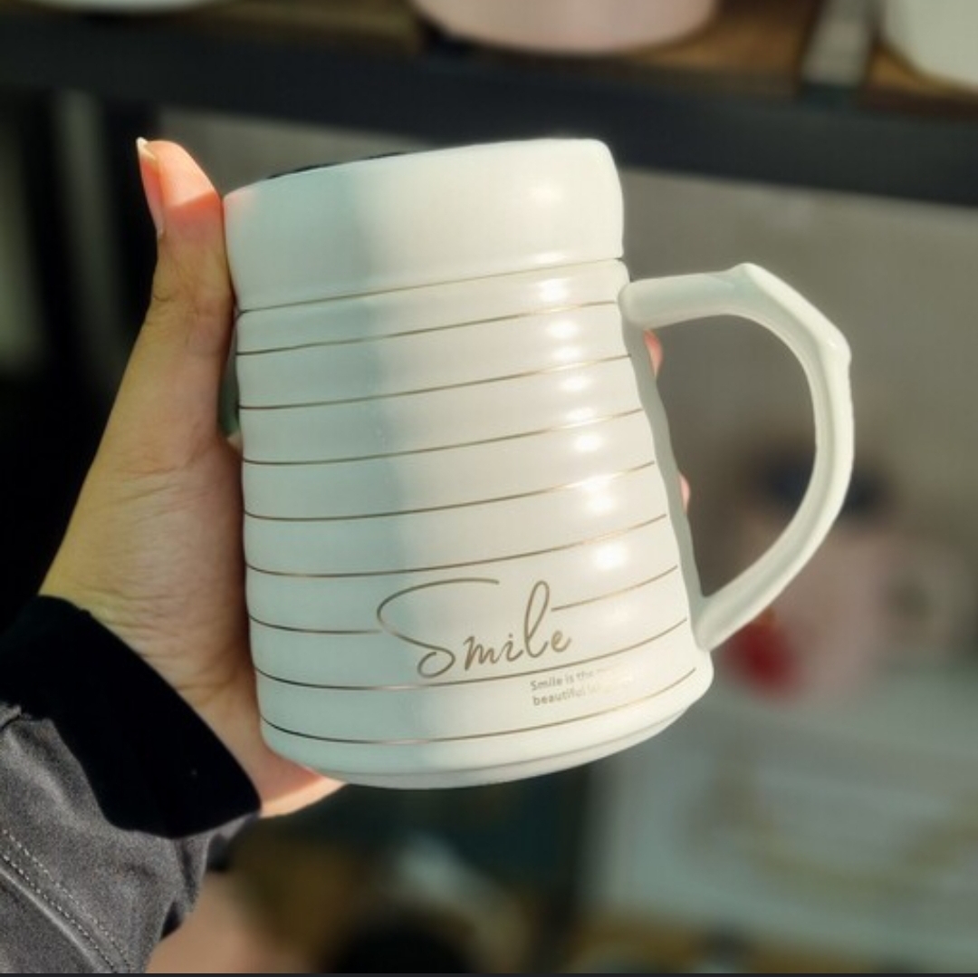 مج سيراميك ابيض مقلم بخطوط ذهبي بغطاء مراية AFI-1759