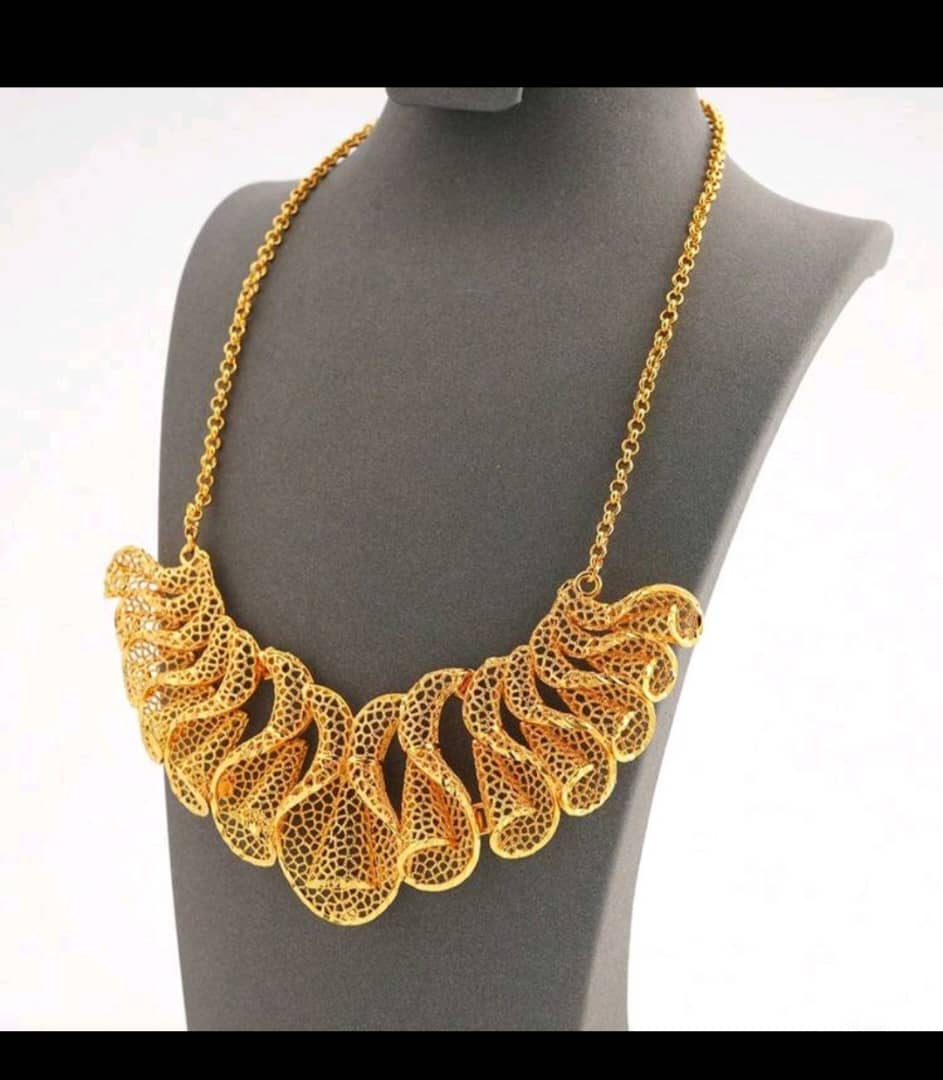 سلس مع الاخراص نسائي ذهبي مطلي كبير SH-204